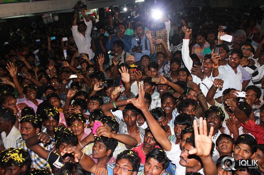 Yevadu-Movie-Success-Tour